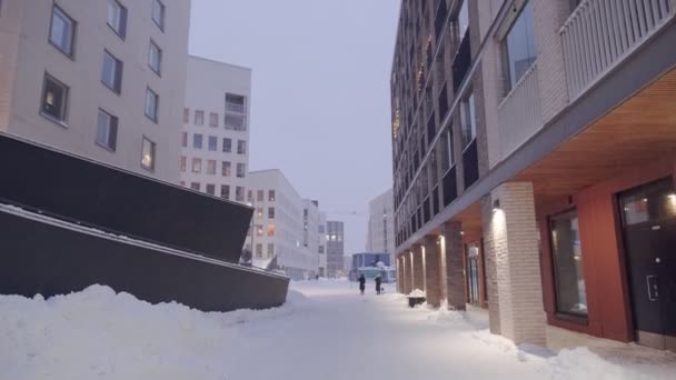 強い雪吹雪の後の雪に覆われた通り — ストック動画