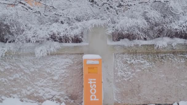 กล่องโพสต์ที่หิมะปกคลุมของโพสต์ฟินแลนด์ในเฮลซิงกิ — วีดีโอสต็อก