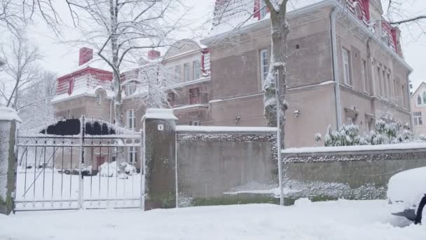 Hóval borított utca az erős hóvihar után — Stock videók