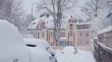 Şiddetli kar fırtınasından sonra karla kaplı cadde