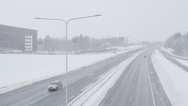 Kilátás a nyugati autópályára a hóvihar idején — Stock videók