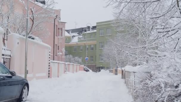 Verschneite Straße nach starkem Schneesturm — Stockvideo