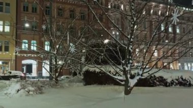 Sokak çelengi ağaçtaki kar tanesi gibidir.