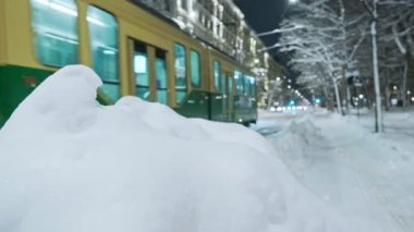 Kar fırtınasından sonra Helsinki 'nin merkezindeki cadde manzarası