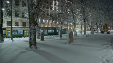 Merkez Helsinki 'deki kar fırtınası sırasında park manzarası