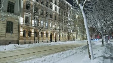 Kar fırtınasından sonra Helsinki 'nin merkezindeki cadde manzarası