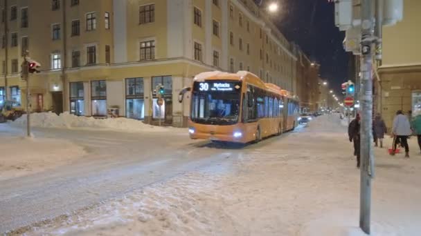 El autobús urbano eléctrico naranja se está moviendo. — Vídeos de Stock