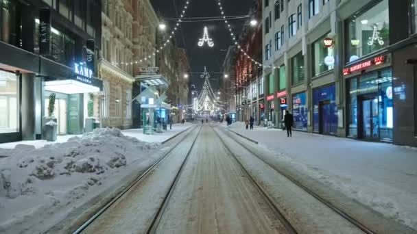 Az Aleksanterinkatu utca Helsinki leghíresebb utcája. — Stock videók
