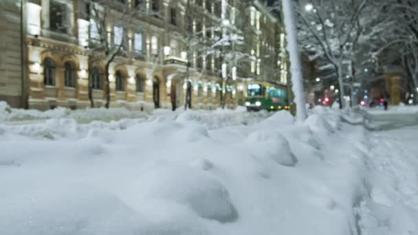 Вид на улицу в центре Хели после снежной бури — стоковое видео