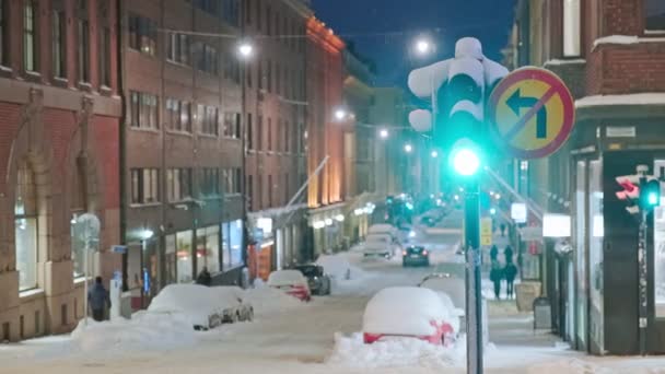 Utsikt över gatan i centrala Helsingfors under snöstormen — Stockvideo