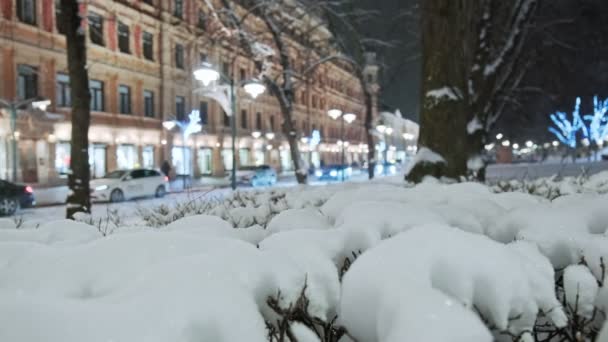 Вид на улицу в центре Хели после снежной бури — стоковое видео