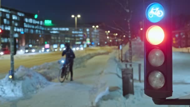 Detailní záběr semaforu pro cyklisty. — Stock video