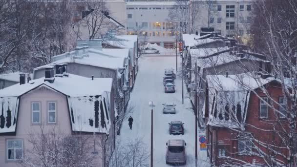 Blick auf das Viertel Puu Vallila im verschneiten Winter. — Stockvideo