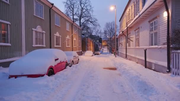 Blick auf das Viertel Puu Vallila im verschneiten Winter. — Stockvideo
