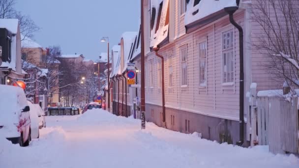 Utsikt över Puu Vallila grannskapet i den snöiga vintern. — Stockvideo