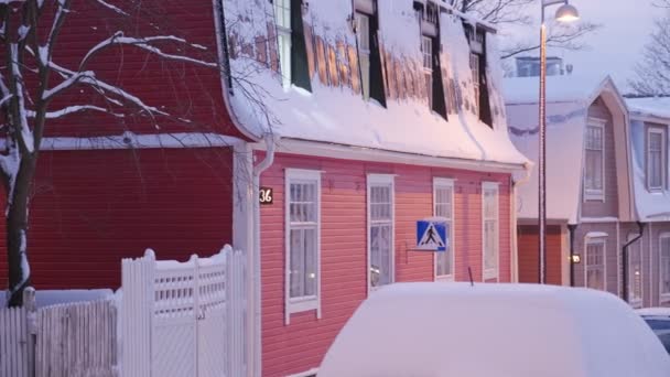 Vista del barrio Puu Vallila en invierno nevado. — Vídeo de stock