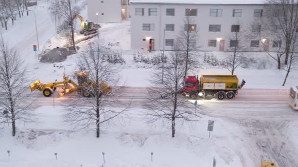 Snøplogen renser gata etter en vinterstorm.. – stockvideo