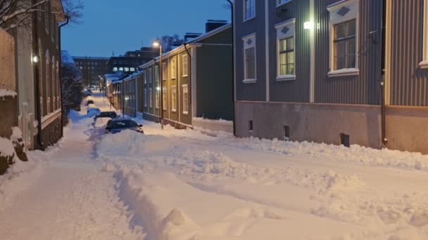 De Puu Vallila buurt in de besneeuwde winter. — Stockvideo