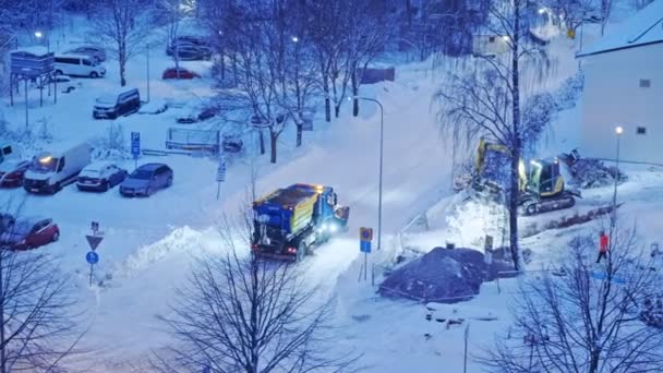 Sneeuwploeg ruimt de straat op na een winterstorm.. — Stockvideo