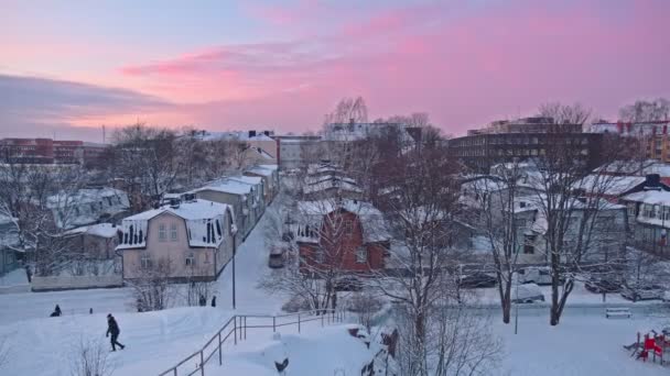 Vista del barrio Puu Vallila en invierno nevado. — Vídeo de stock
