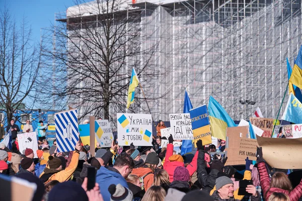 Demonstracja przeciwko rosyjskiej agresji na Ukrainie — Darmowe zdjęcie stockowe