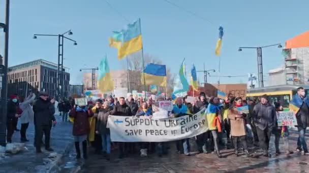 ウクライナにおけるロシアの侵略に対するデモ — ストック動画