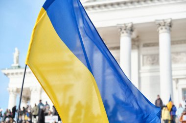 Arka planda Ukrayna bayrağı Helsinki Katedrali.