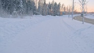 Şiddetli kar fırtınasından sonra karla kaplı kaldırım