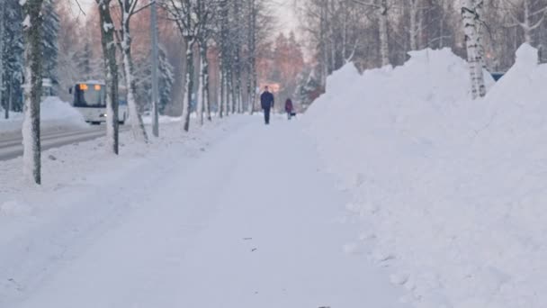 Acera cubierta de nieve después de la fuerte ventisca de nieve — Vídeo de stock