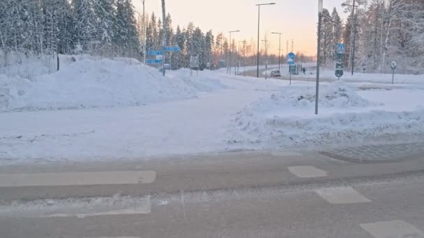 Acera cubierta de nieve después de la fuerte ventisca de nieve — Vídeos de Stock