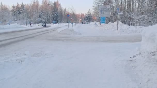 Met sneeuw bedekte stoep na de sterke sneeuwstorm — Stockvideo