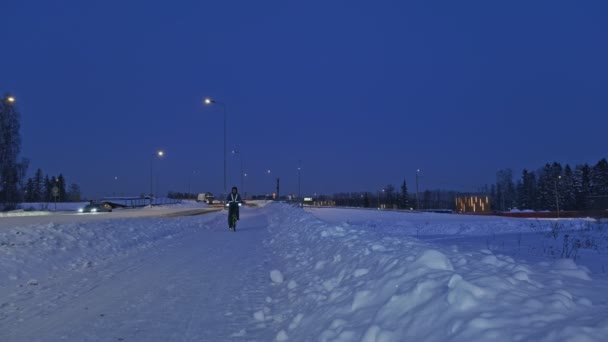 Der Mann auf dem Fahrrad an einem Winterabend. — Stockvideo