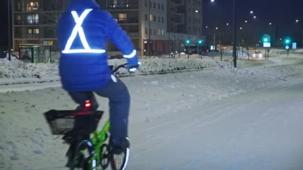 Der Mann auf dem Fahrrad an einem Winterabend. — Stockvideo