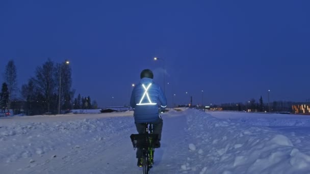 Mannen på en cykel i en vinterkväll. — Stockvideo