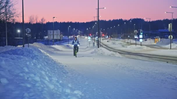Mannen på en cykel i en vinterkväll. — Stockvideo