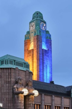 Helsinki Merkez Tren İstasyonu üzerinde Ukrayna bayrağı
