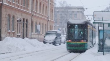 Kışın şiddetli kar yağışında Helsinki tramvayı