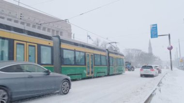 Helsinki 'deki yoğun kar yağışı. Karla kaplı şehir. Tramvaylar karda hareket ediyor..