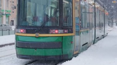 Kışın şiddetli kar yağışında Helsinki tramvayı
