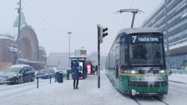 Tramvay Helsinki Merkez Tren İstasyonu 'ndan geçiyor.