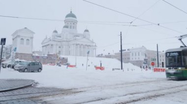 Tramvay Helsinki Merkez Tren İstasyonu 'ndan geçiyor.