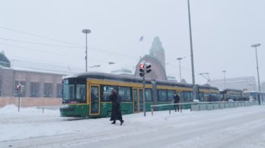 Tramvay Helsinki Merkez Tren İstasyonu 'ndan geçiyor.