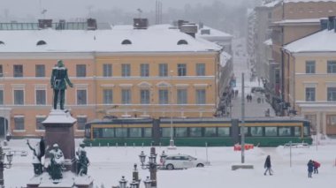 Tramvay Helsinki Merkez Tren İstasyonu 'ndan geçiyor.