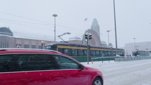 Tram is moving by the Helsinki Central Railway Station — Vídeo de stock