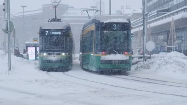 Helsínquia eléctrico na rua no inverno durante forte queda de neve — Vídeo de Stock