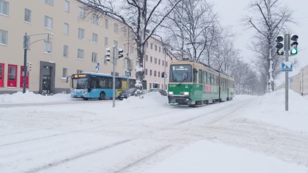 Helsingfors spårvagn på gatan på vintern under starkt snöfall — Stockvideo