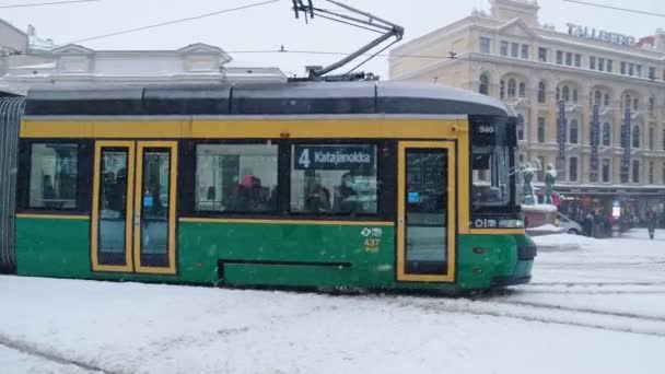 Helsinki tram on the street in winter during strong snowfall — Stock videók
