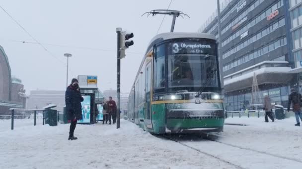 Tram está se movendo pela Estação Ferroviária Central de Helsínquia — Vídeo de Stock
