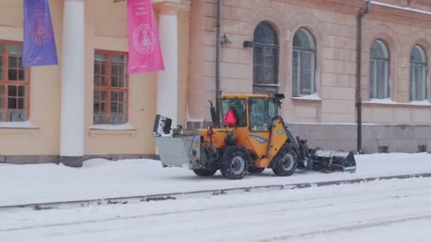 芬兰的小拖拉机Wille 355在暴风雪中犁雪 — 图库视频影像
