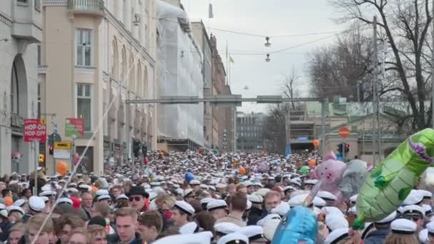 핀란드 학생들 이 바 푸를 기념하다. — 비디오